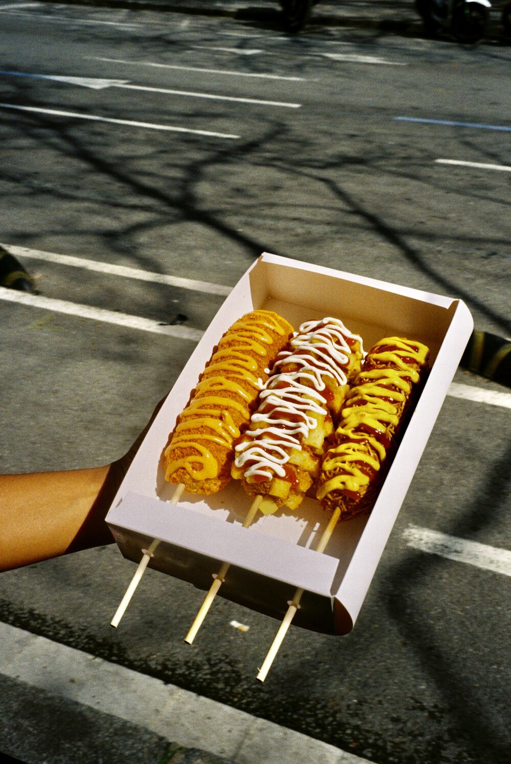 Caja de Korndogs para llevar en plena calle de Barcelona