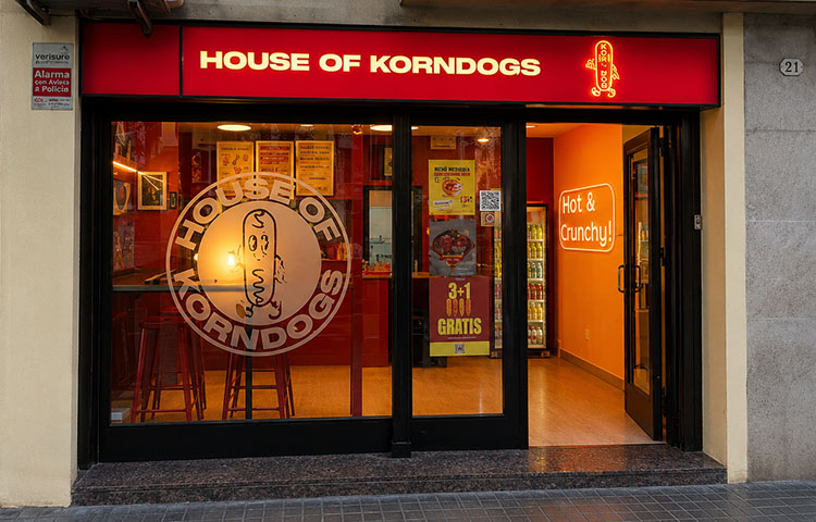 Fachada de House of Korndogs en Barcelona, rótulo de neón rojo y letrero Hot & Crunchy